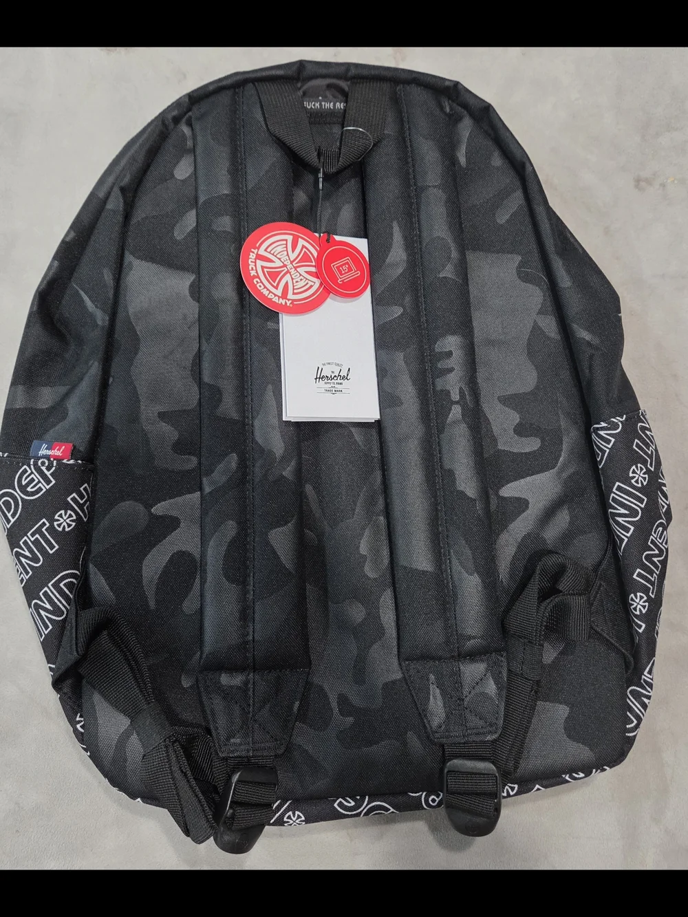 Herschel Independent Classic XL 30L Back black with BUILT TO GRIND